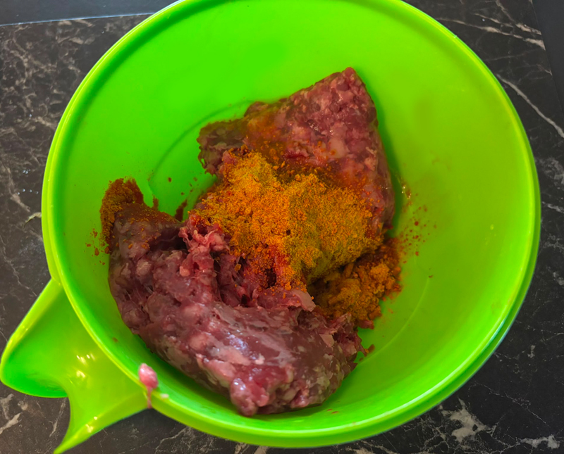 gewolftes Rindermuskelfleisch mit geschrederten Möhrenpellets